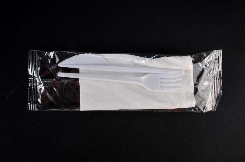 Pribor nož + viljuška + kašika + salveta